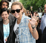 Miley Cyrus w RayBan 4105.jpg